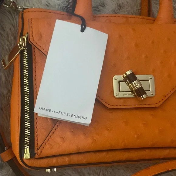 🧡 Adorable DVF Bag!! 🧡 Perfect for Spring!! 🧡 - Picture 3 of 16